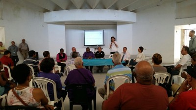 Comunidad de Loíza escucha a la secretaria del DRNA.