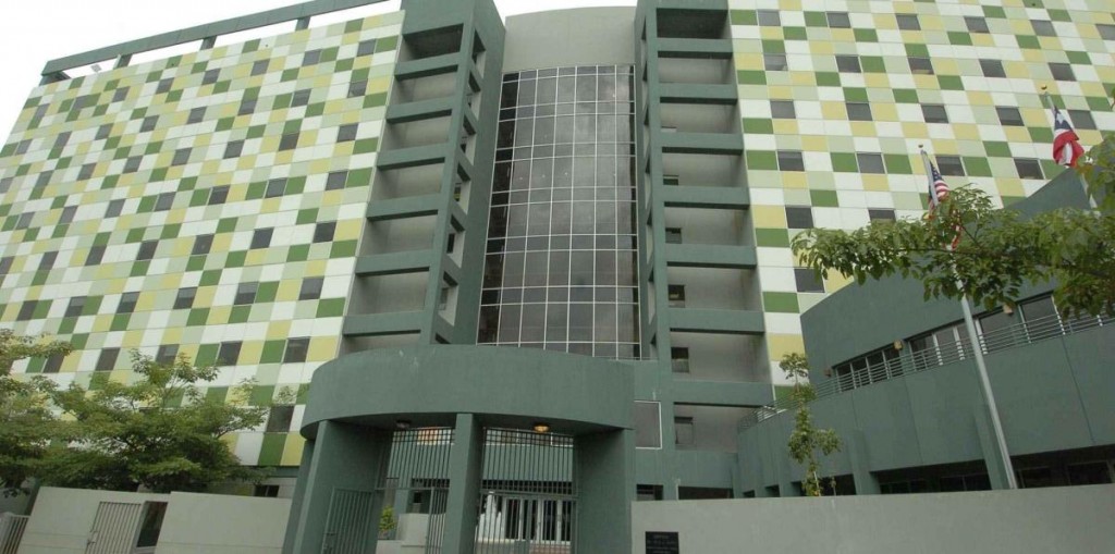 La oficina regional de San Juan del Departamento de Recursos Naturales y Ambientales (DRNA) está localizada en el piso 8 del Edificio de Agencias Ambientales Dr. Cruz A. Matos, en la PR-8838, km. 6.3, Sector El Cinco en Río Piedras.