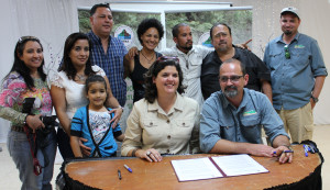 Firma de acuerdo entre la organización Protectores de Cuencas y el DRNA. 