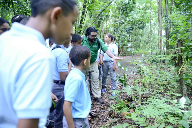 El programa Contacto Verde, establecido mediante la Ley Núm. 36 de 2015, tiene el propósito de garantizar la participación de los estudiantes de todos los niveles del sistema educativo en talleres y visitas a lugares de valor ecológico en Puerto Rico, junto a sus compañeros de estudio y a sus familias.