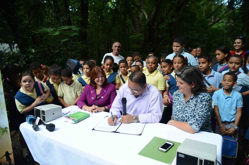 La Secretaria del DRNA, Carmen Guerrero, durante la firma de la carta circular, junto al Secretario del DE, Rafael Román y la representante Luisa Gándara.