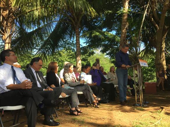 Pedro Pierluisi, José Barea (ENLACE), Jo Ellen Darcy (Cuerpo Ingenieros), Lyvia Rodriguez (ENLACE), Carmen Febres (G-8), Judith Enck (EPA), Carmen Yulín Cruz (MSJ) escuchan al Gobernador hablar sobre el acuerdo ante residentes, líderes comunitarios, aliados y colaboradores y jefes de agencia.