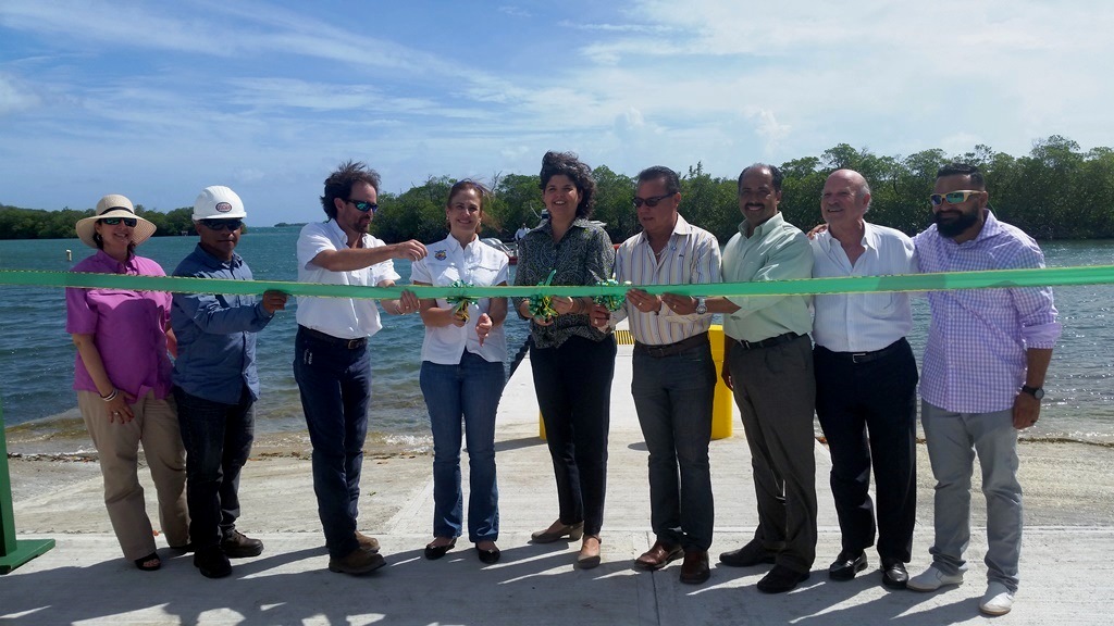 La obra se construyó a través de una asignación de $528,900 en fondos federales del Programa de Restauración de Pesca Recreativa del Servicio federal de Pesca y Vida Silvestre al DRNA. Aquí la Secretaria Carmen Guerrero, el Alcalde de Lajas y otros participantes, durante el corte de cinta.