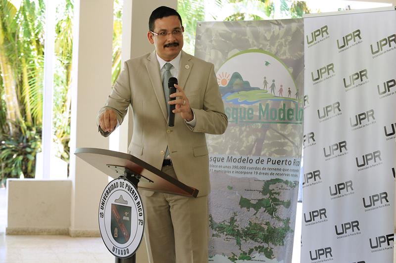  El presidente de la Universidad de Puerto Rico (UPR), Uroyoán R. Walker Ramos, se dirige a los asistentes.